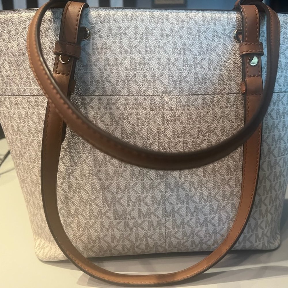 Michael Kors Signature Bedford Pocket Purse